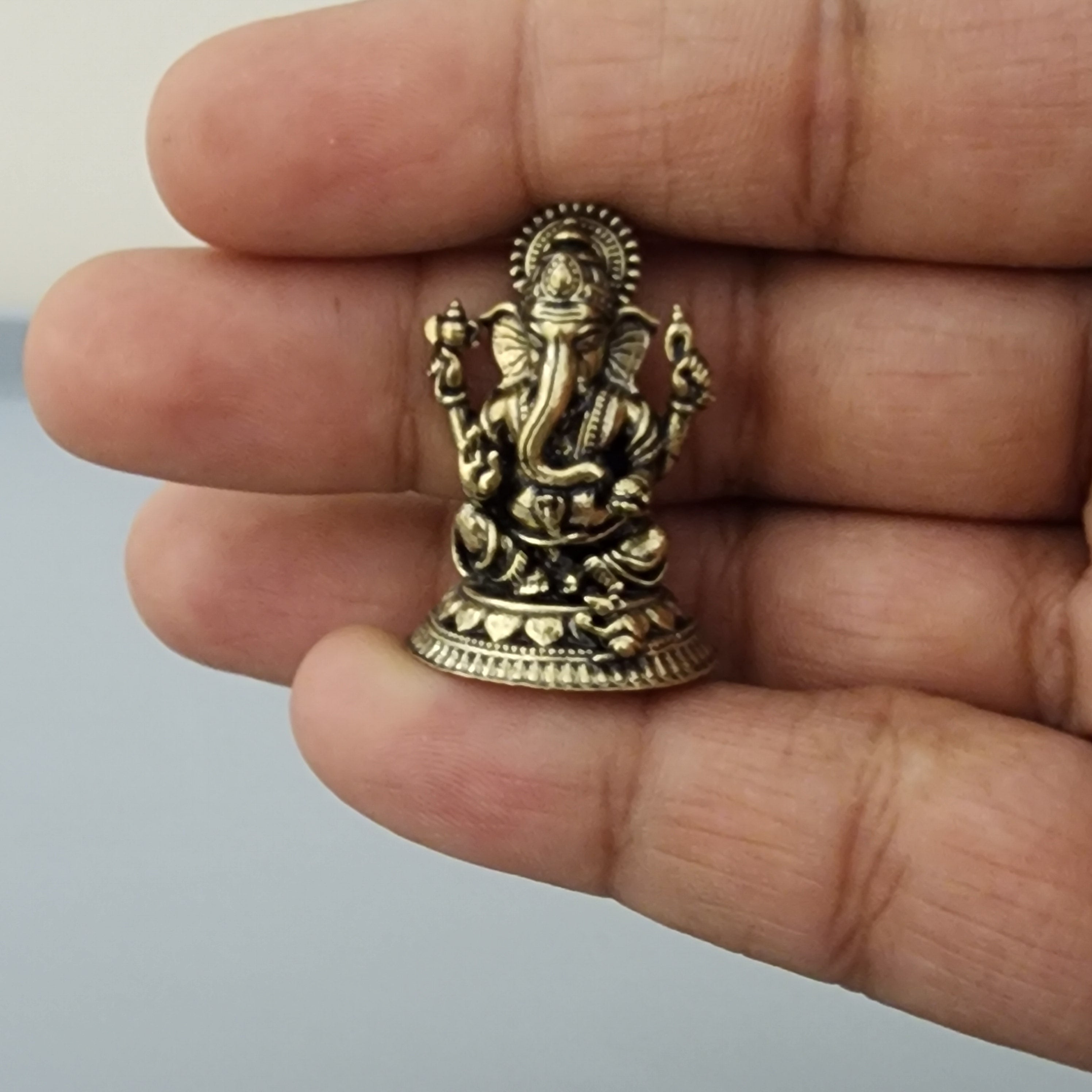 Round base miniature ganesh idol 