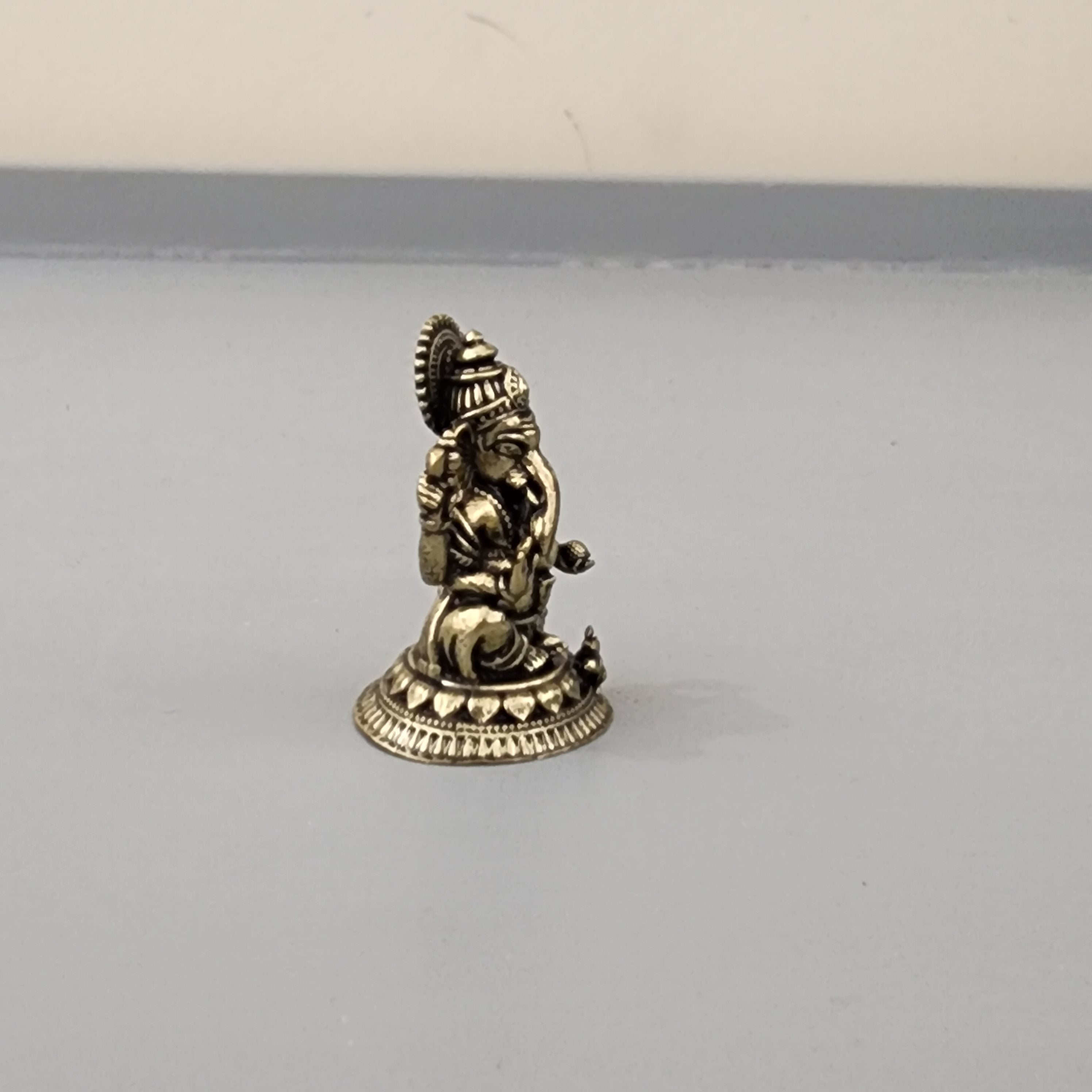 Round base miniature ganesh idol 