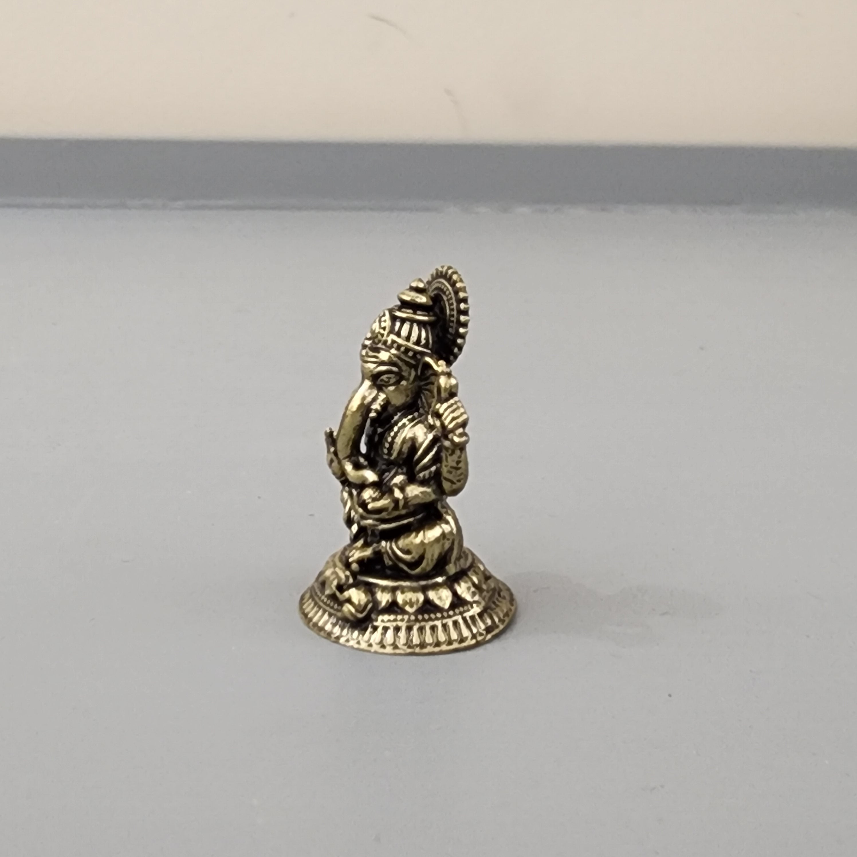 Round base miniature ganesh idol 